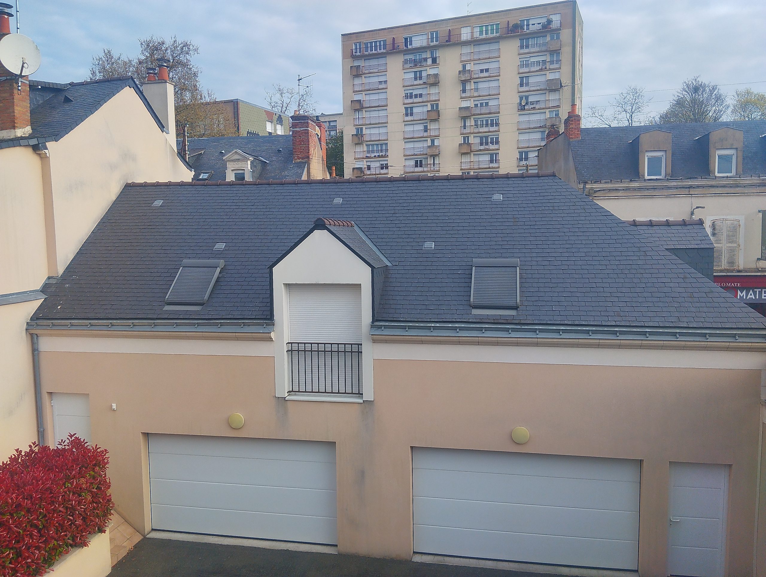 Nettoyer sa toiture sans monter sur le toit