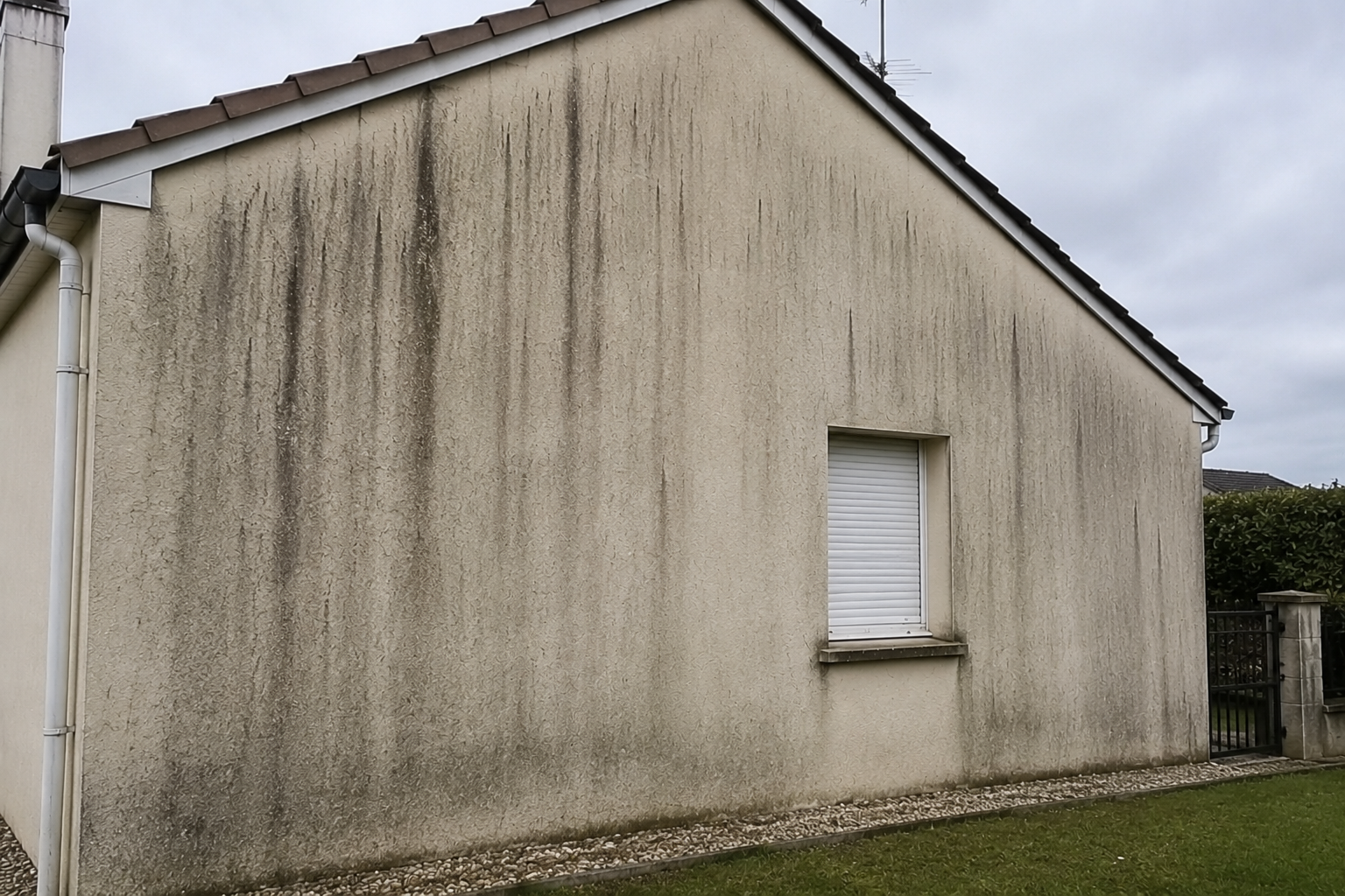 Traces noires sur façade