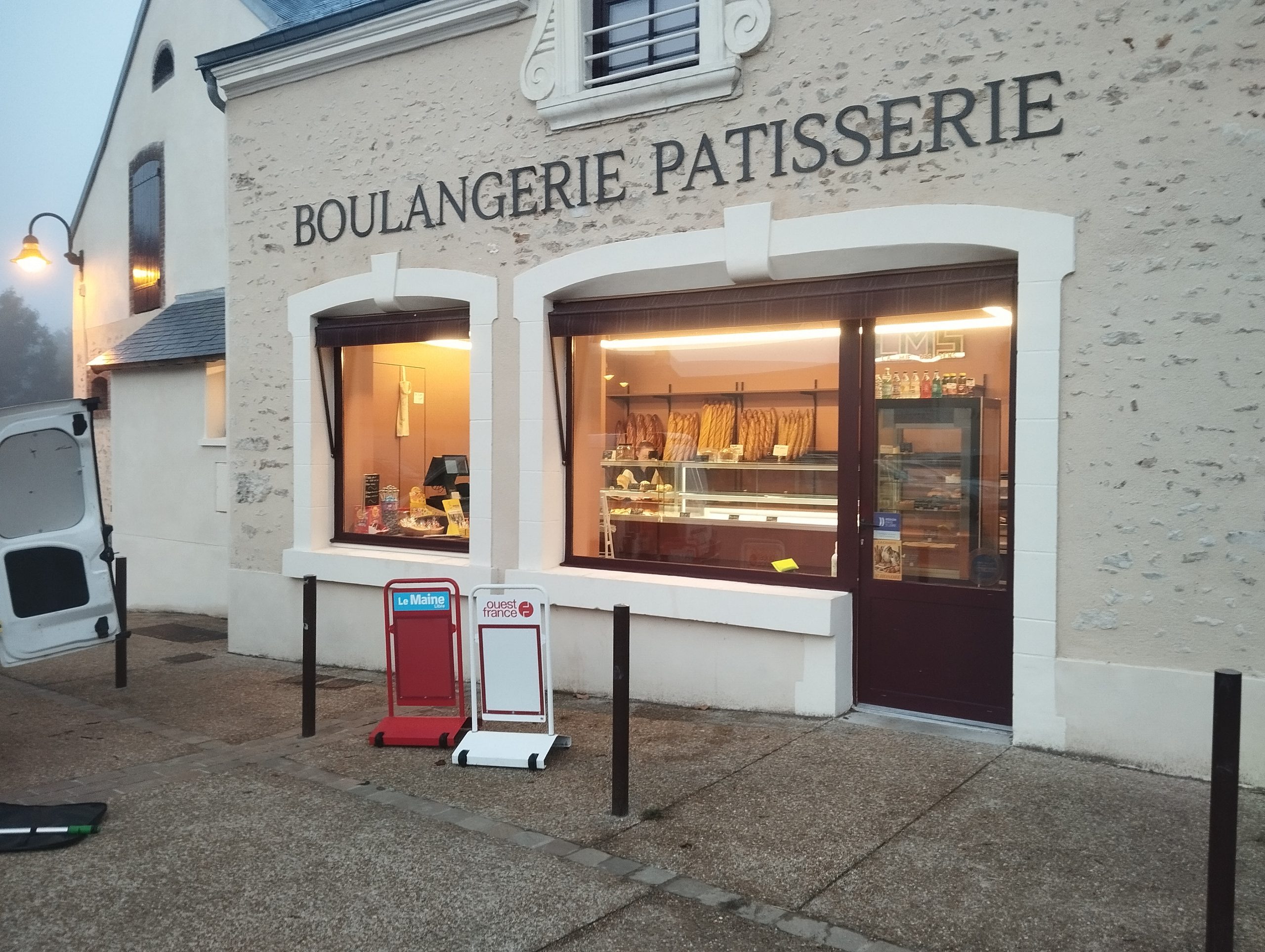 Nettoyage régulier de la vitrine d’une boulangerie à Voivres-lès-le-Mans