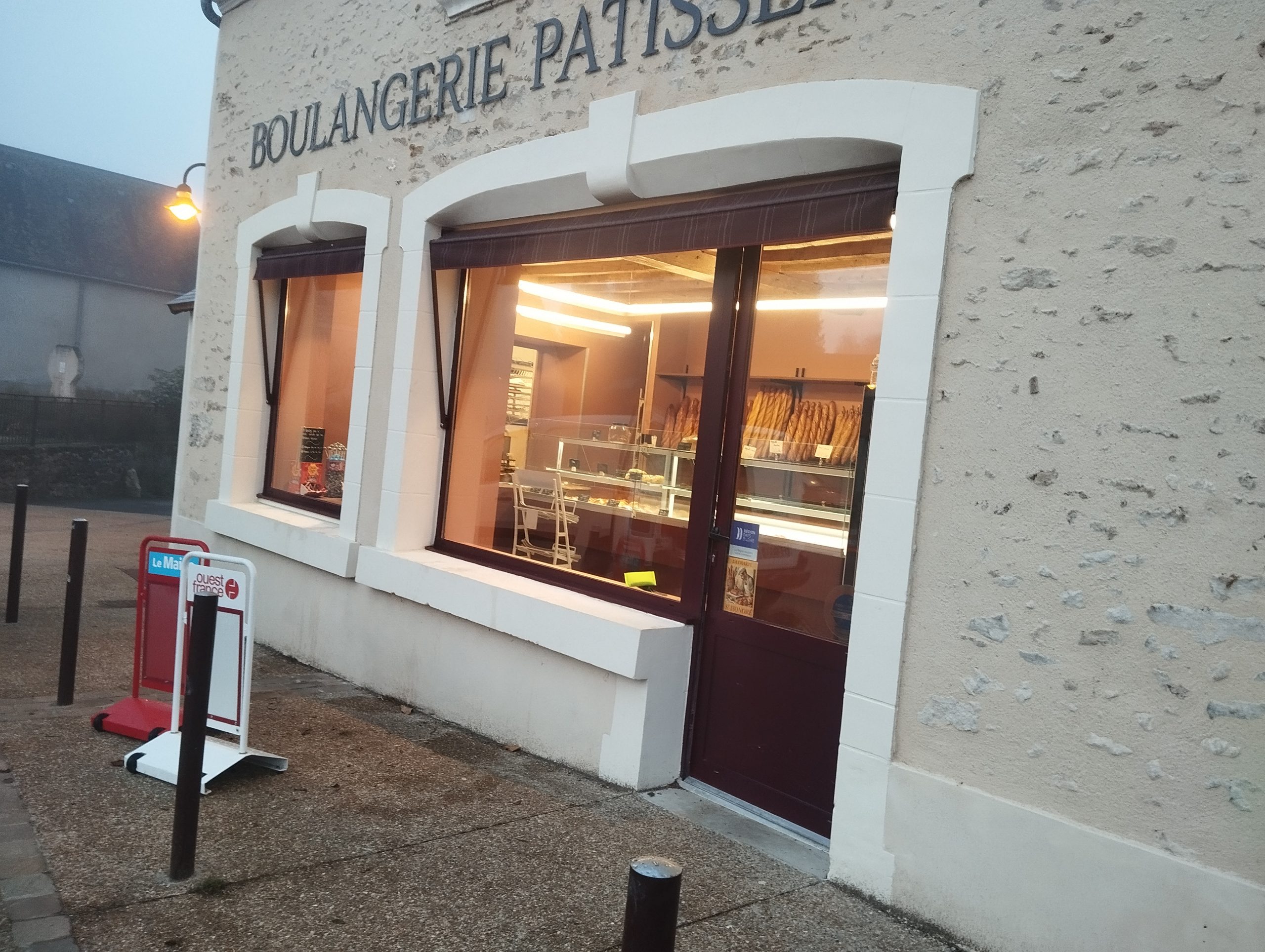 Entretien de la fenêtre et de la porte vitrée d’une boulangerie à Voivres-lès-le-Mans