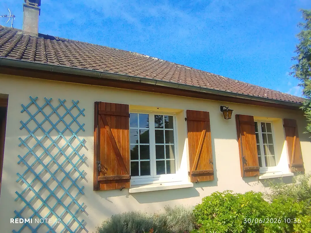 Nettoyage de fenêtres à petits carreaux dans une maison à Mulsanne