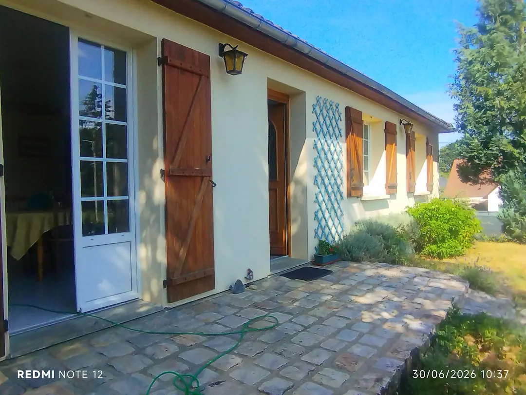 Façade d’une maison avec plusieurs fenêtres à Mulsanne