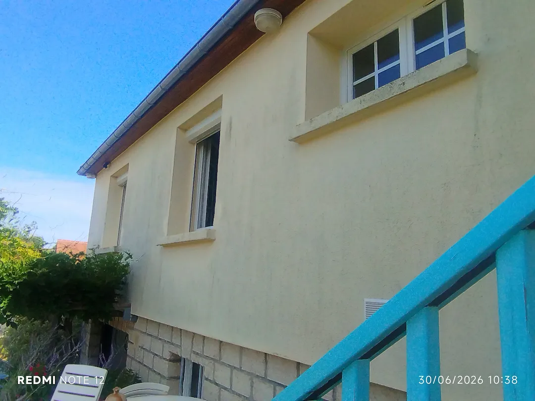 Fenêtres situées sur la façade latérale d’une maison à Mulsanne