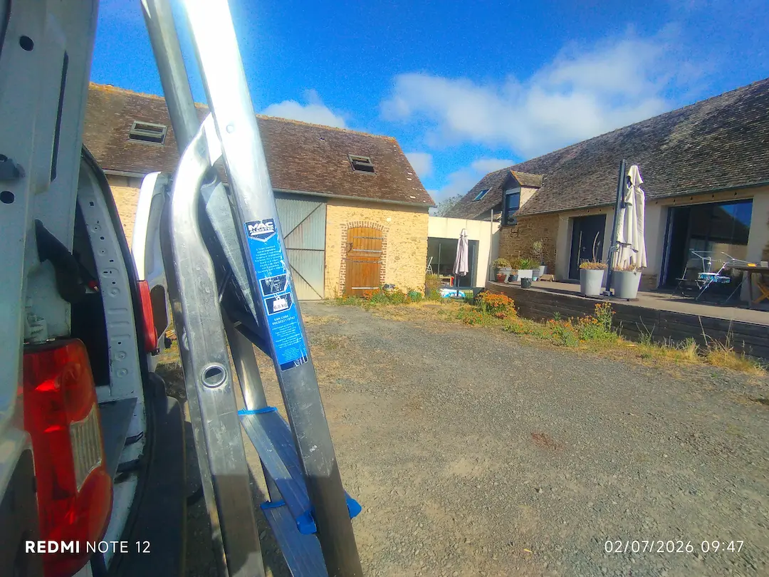Cour et dépendances d’une propriété à Val-de-la-Hune