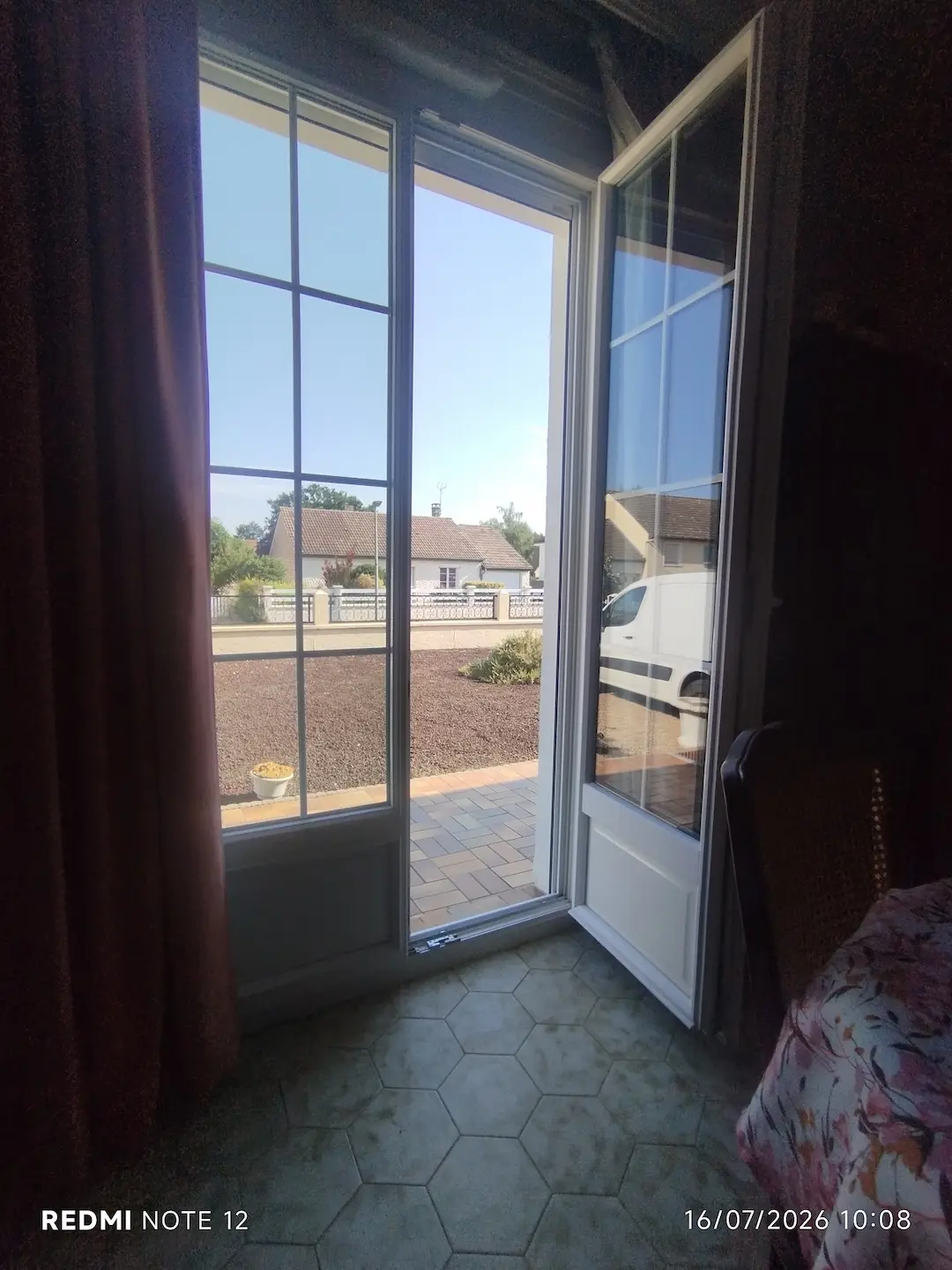Nettoyage intérieur d’une porte-fenêtre à Ruaudin