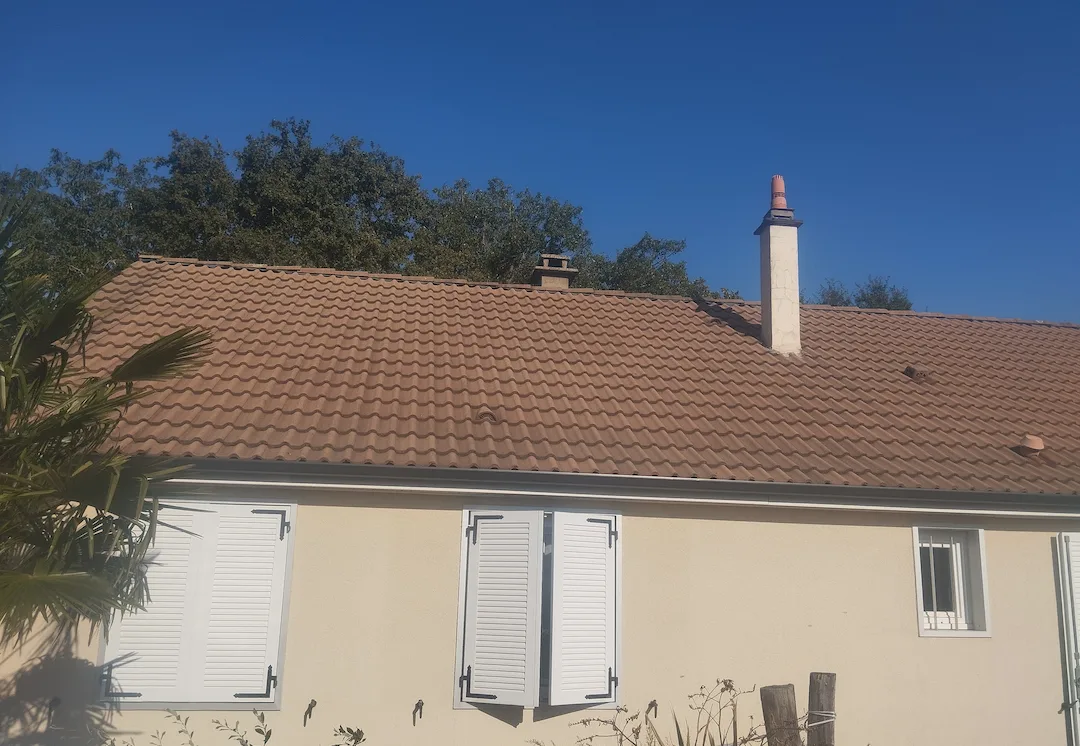 Toiture d’une maison avant son traitement à Étival-lès-le-Mans