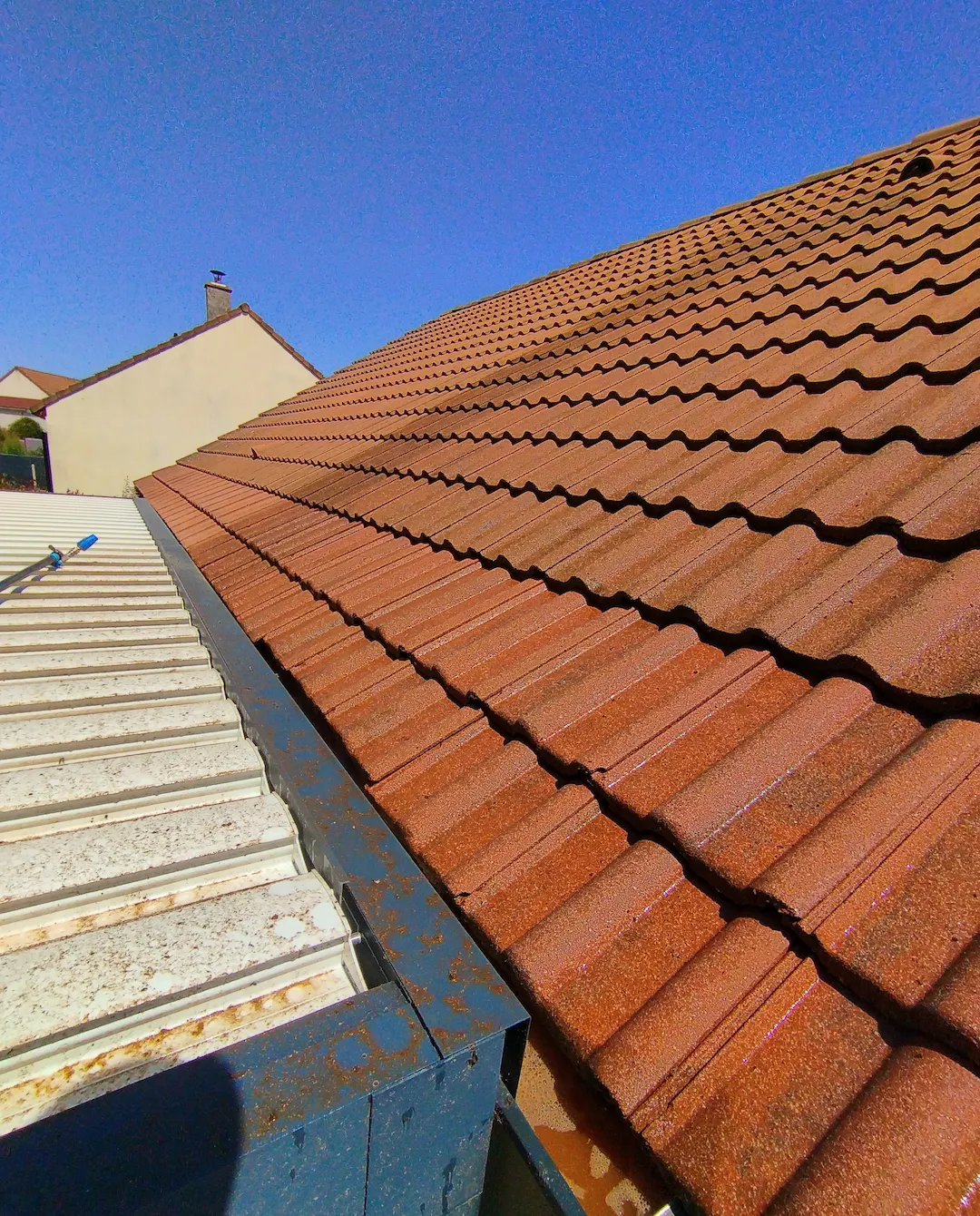 Pulvérisation du traitement DALEP 3100 sur une toiture à Étival-lès-le-Mans