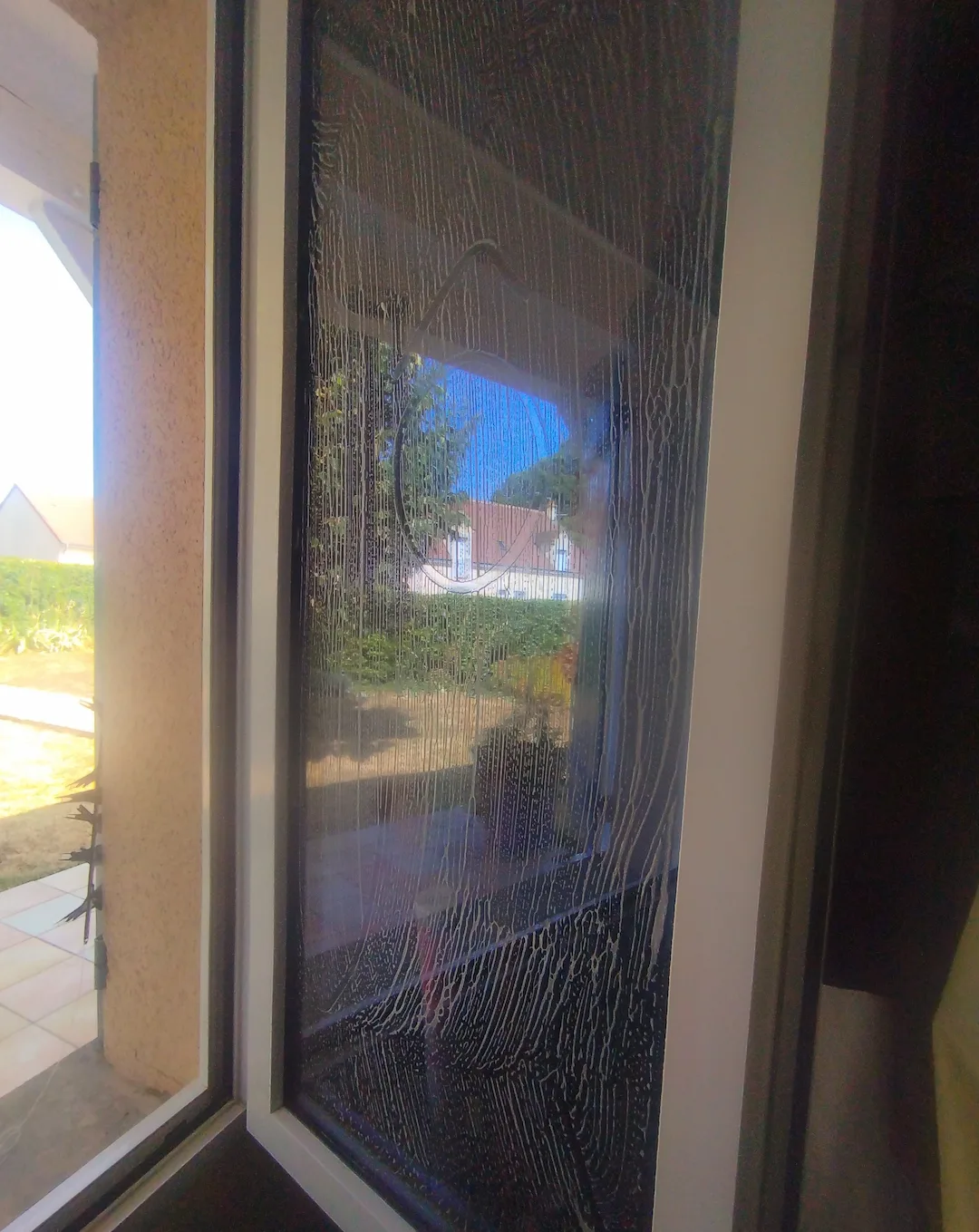 Nettoyage d’une fenêtre ouvrante dans une maison à Saint-Rémy-du-Val
