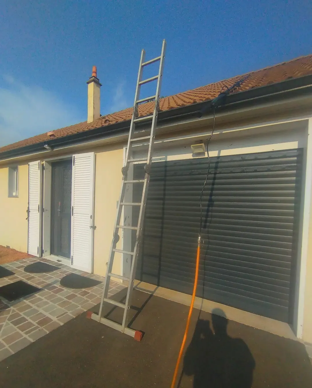 État des tuiles avant le traitement de toiture à Étival-lès-le-Mans