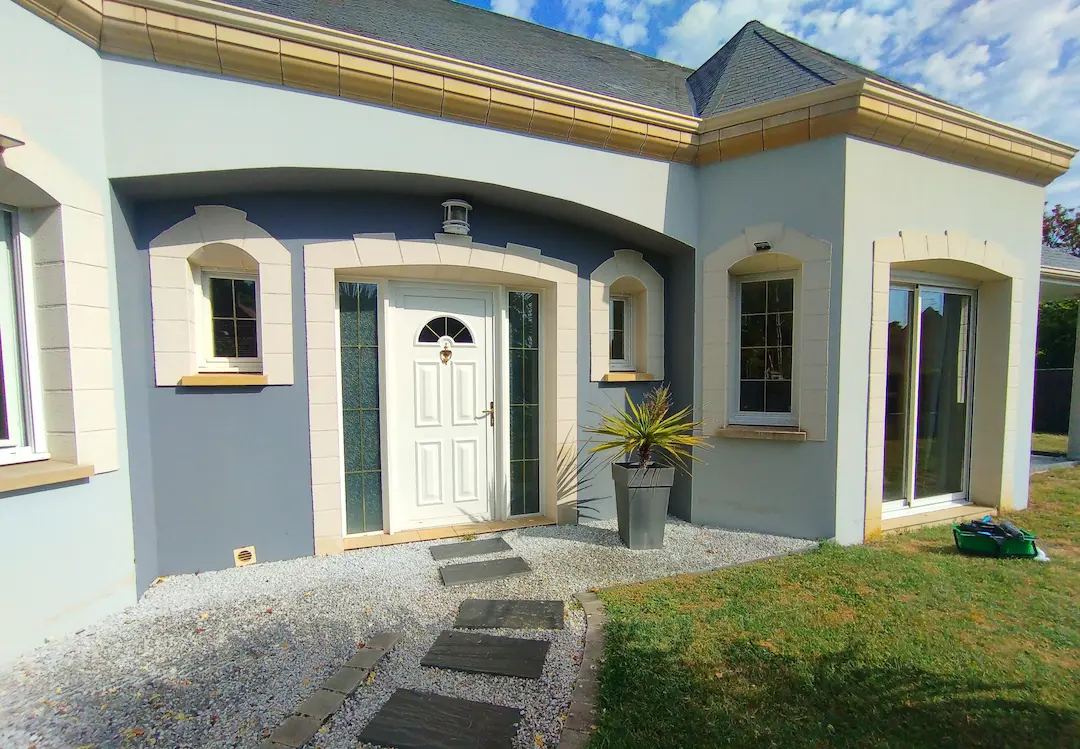 Vue extérieure de la maison entretenue à Arnage