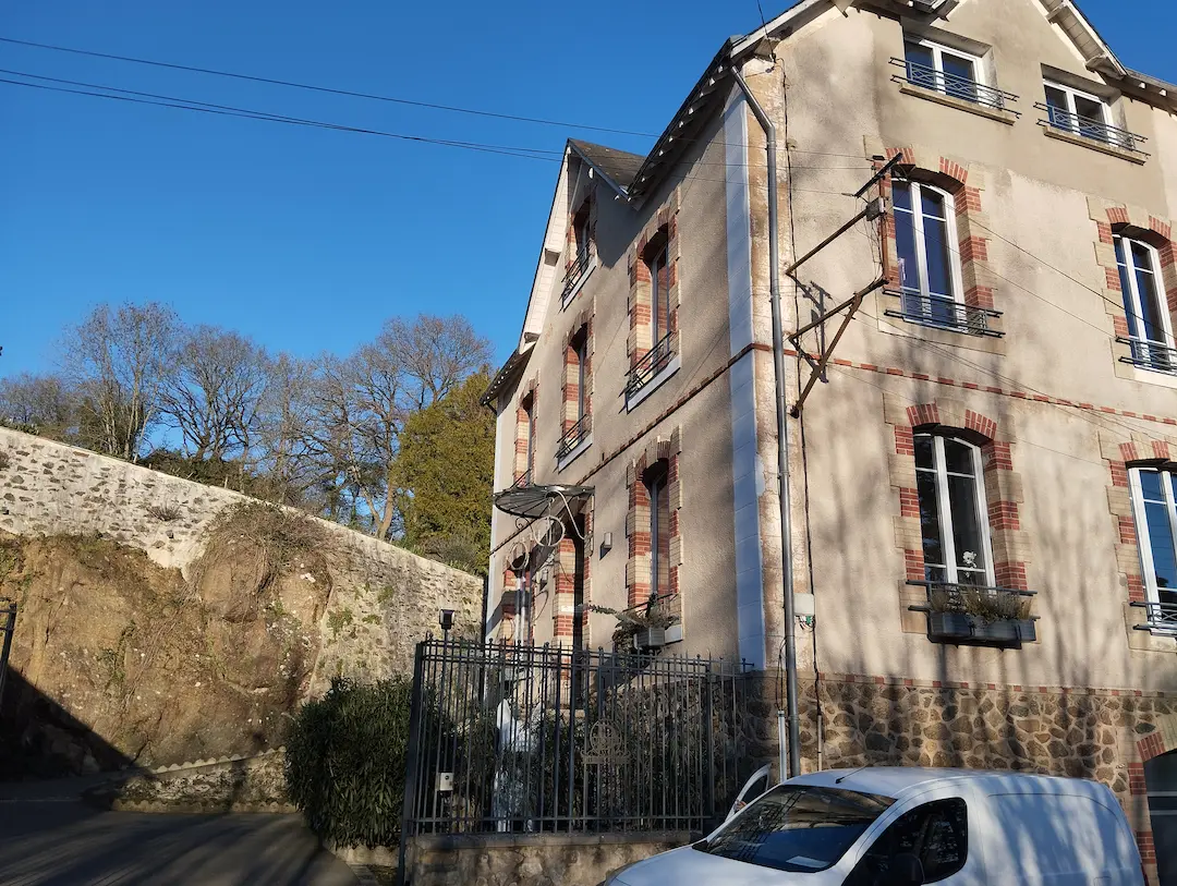 Entrée principale de La Demeure à Sillé-le-Guillaume