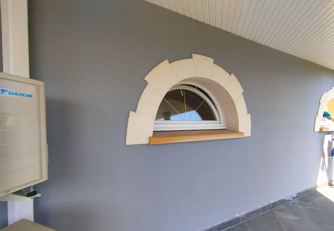 Vitrage décoratif arrondi nettoyé dans une maison à Arnage