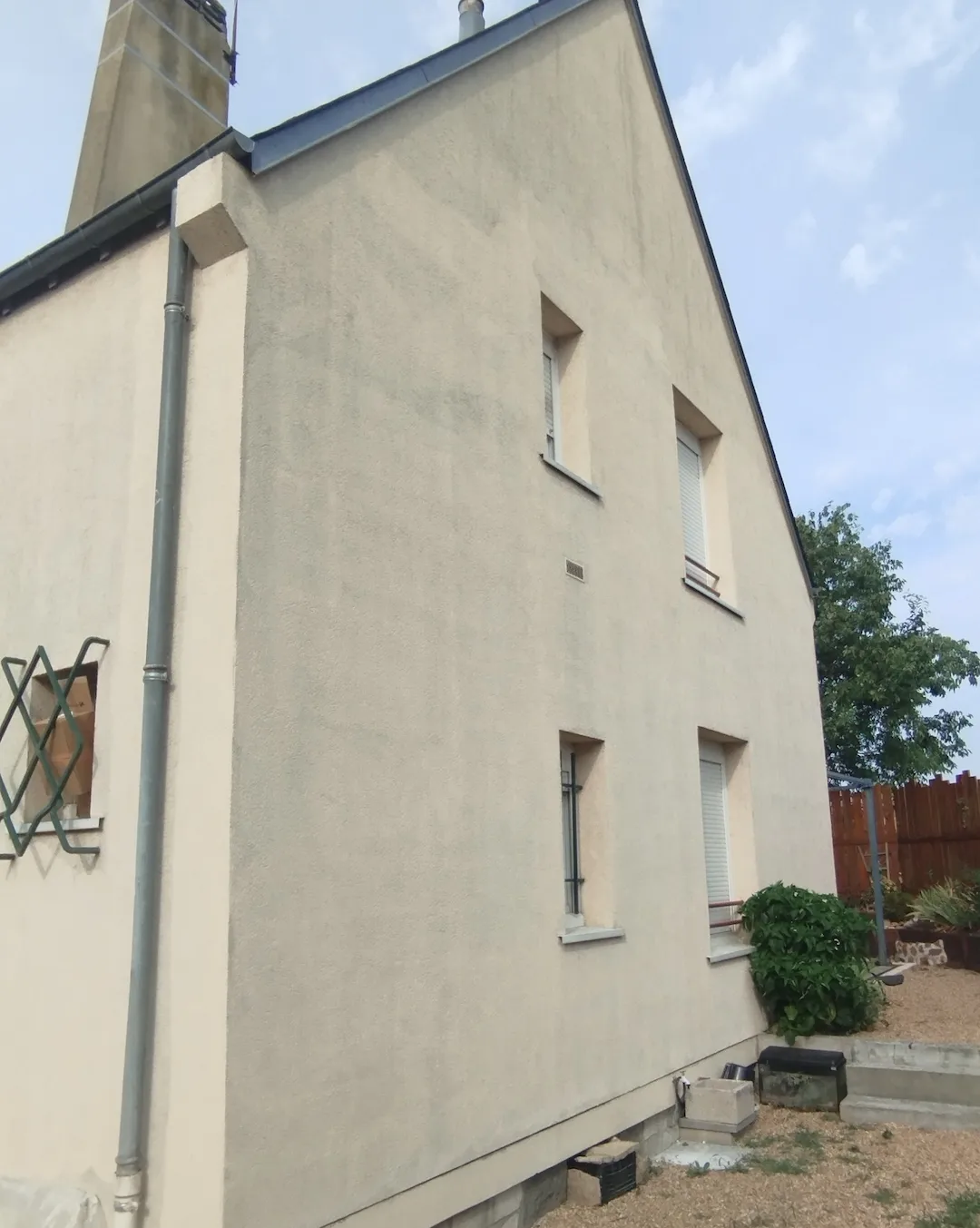 Façade arrière d’une maison au Mans avec des traces noires avant son nettoyage