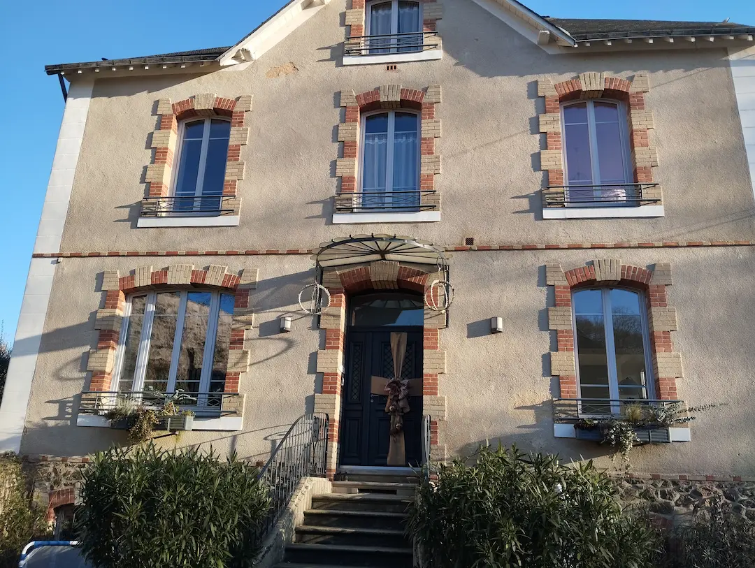 Grande façade de La Demeure à Sillé-le-Guillaume