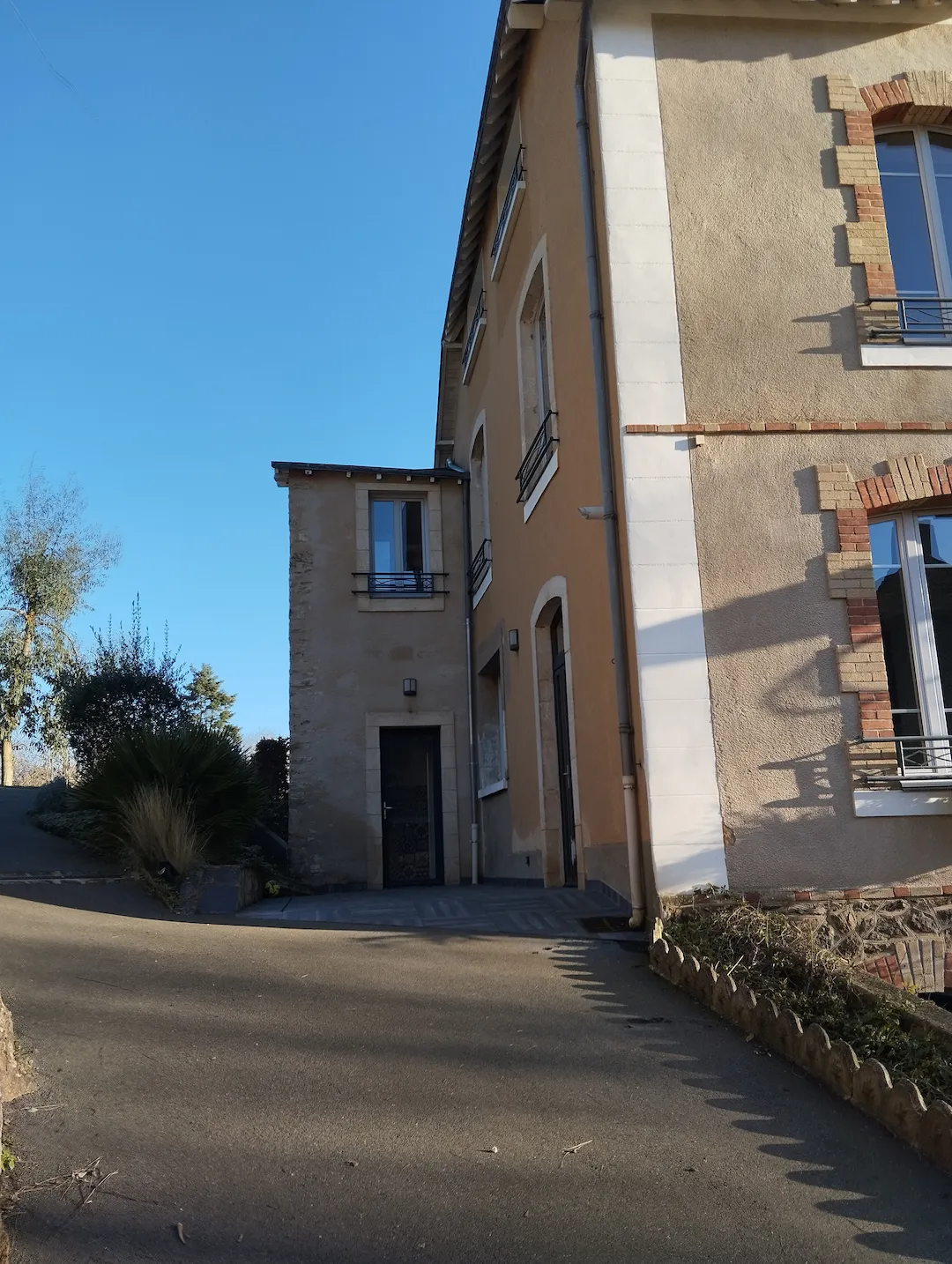 Façade latérale vitrée de La Demeure à Sillé-le-Guillaume